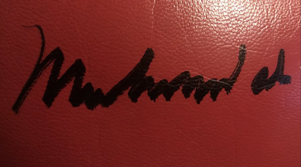 Muhammad Ali signed 16oz Rare vintage Everlast yellow label boxing glove Certified.
